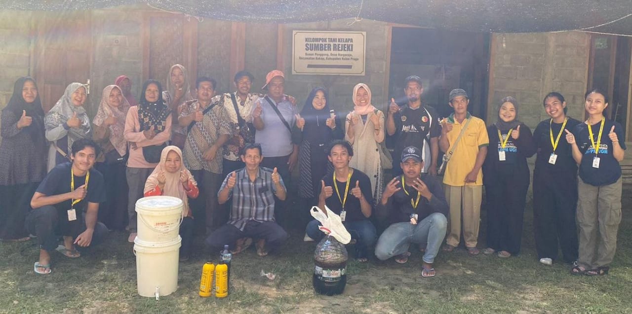 Ubah Sampah Jadi Berkah: KKN-PPM UGM Latih Warga Hargorejo Membuat Pupuk Cair dari Sampah Dapur